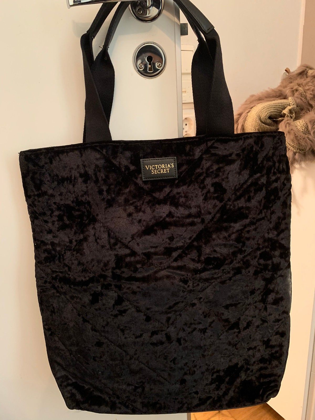 Victoria's Secret veskebag i velur | FINN.no Victoria secret svart veske | FINN.no