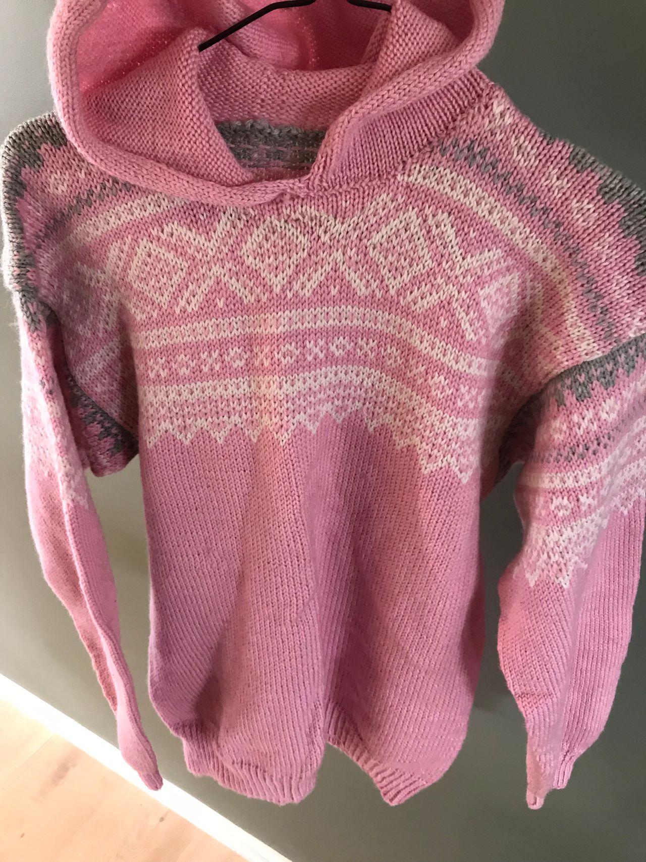Lilla genser med sentral modell | Senpolia håndlaget Lilla genser med sentral modell | Senpolia håndlaget