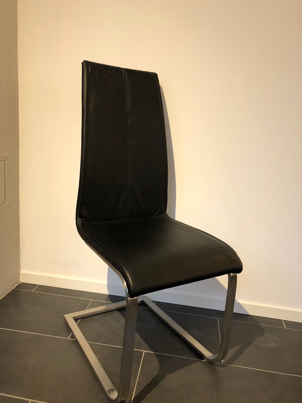 Spisestoler sort imitert skinn (10stk) | FINN.no Spisebord stoler i svart skinn selges! | FINN.no