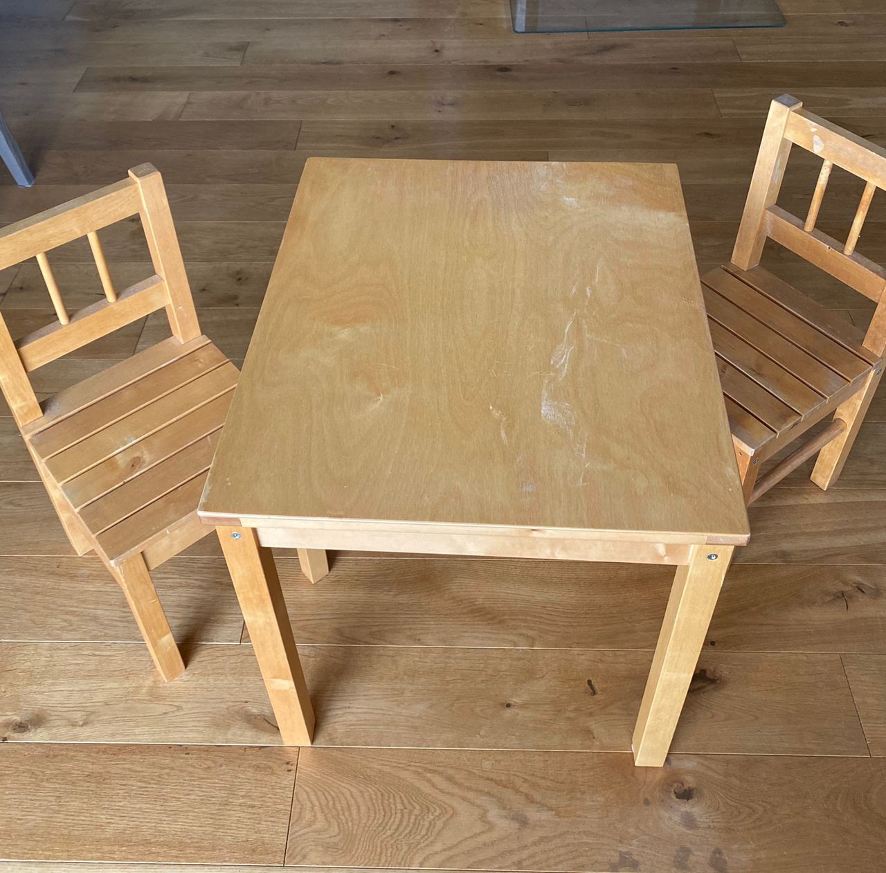 Bord med 2 stoler Kjøpe, selge og utveksle annonser de Lite bord med 2 stoler Kjøpe, selge og utveksle annonser