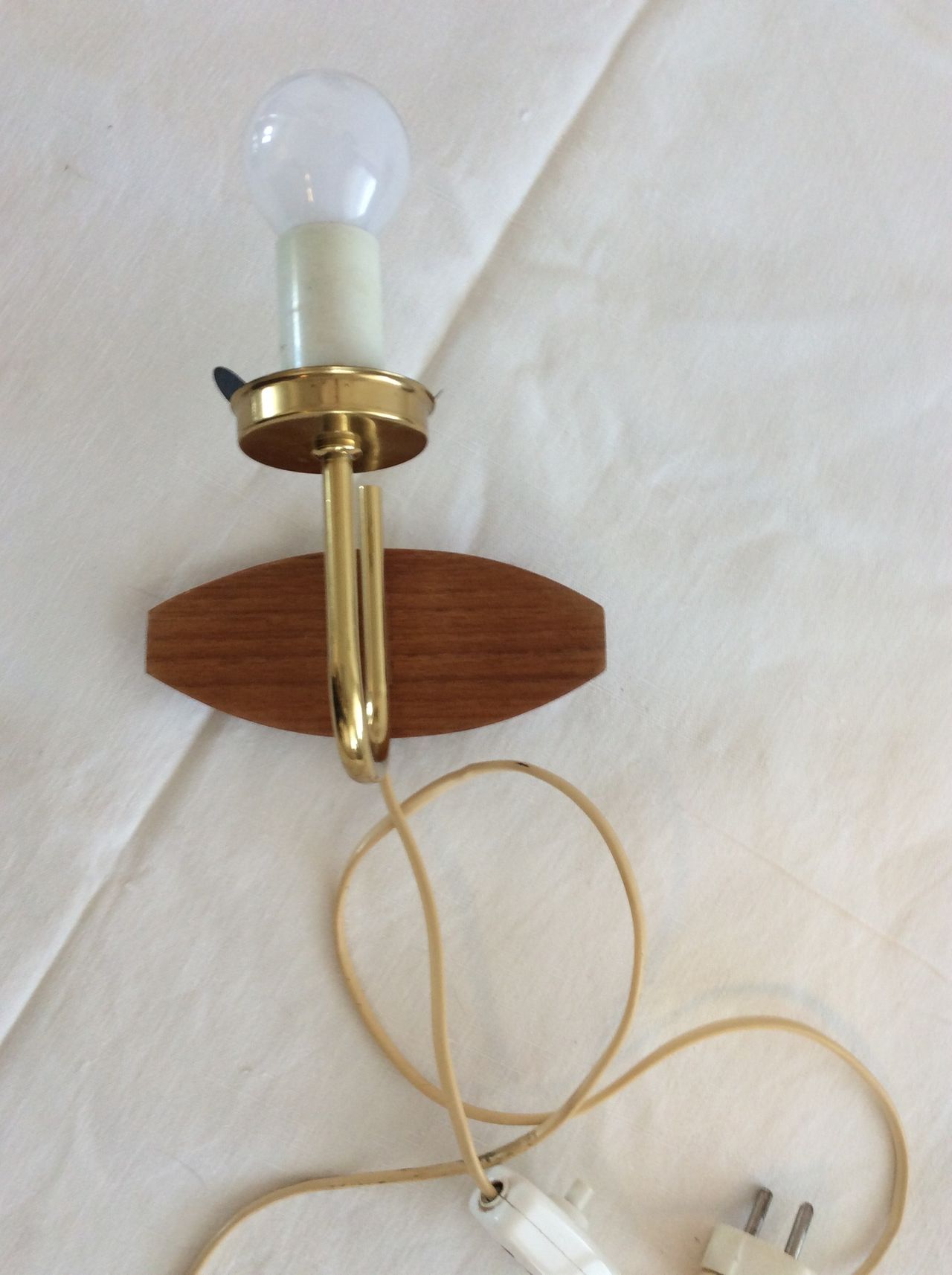 Retro lampe og Kjøpe, selge og utveksle annonser finn den Retro lampett i teak med plastskjermer Epla