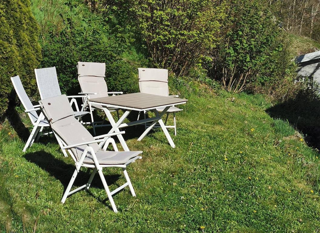 Uteplass på baksiden- opp et niå fra entre:
- skjermet for innsikt og vind. Galleribilde