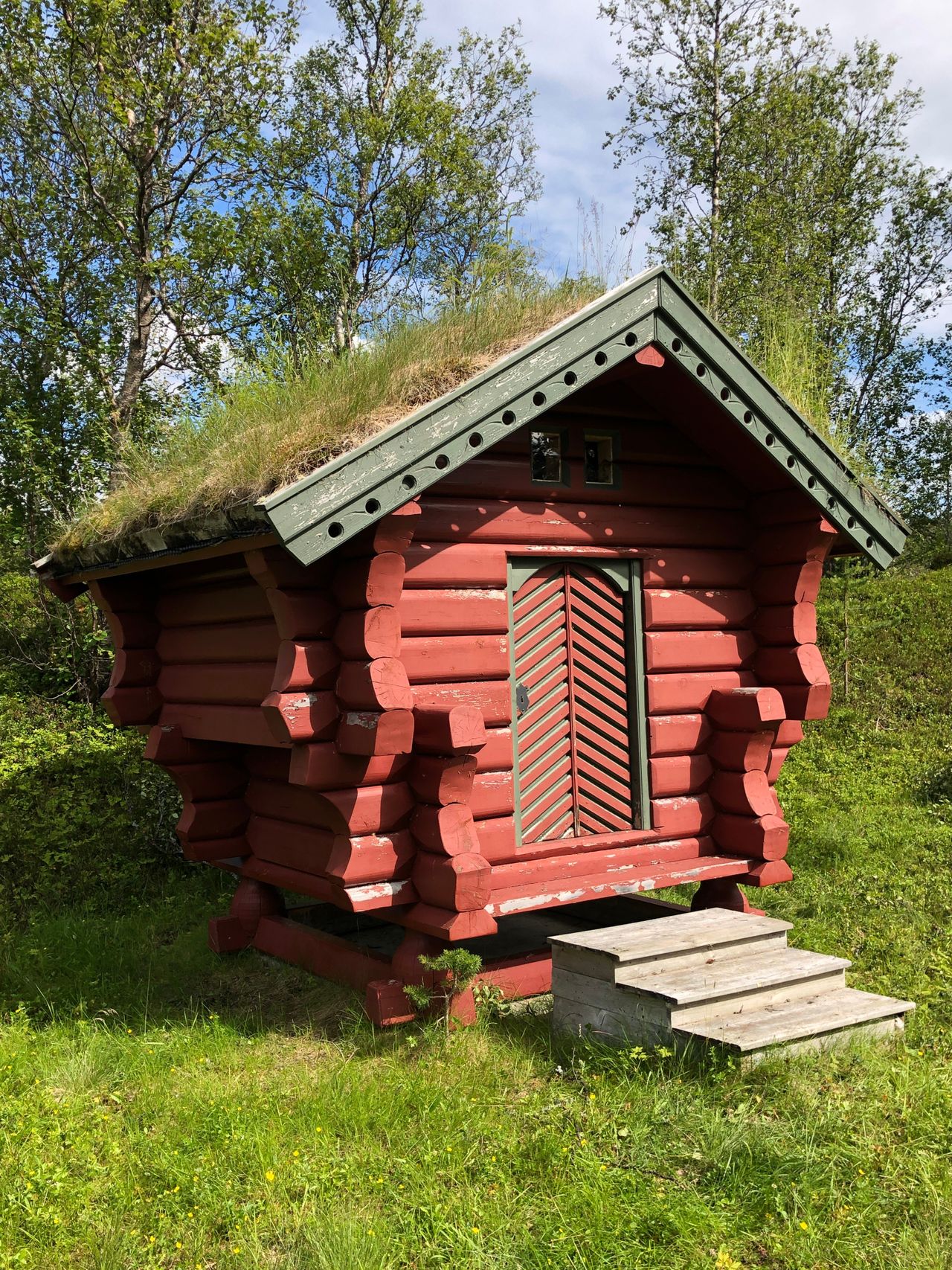 Håndlaftet stabbur selges