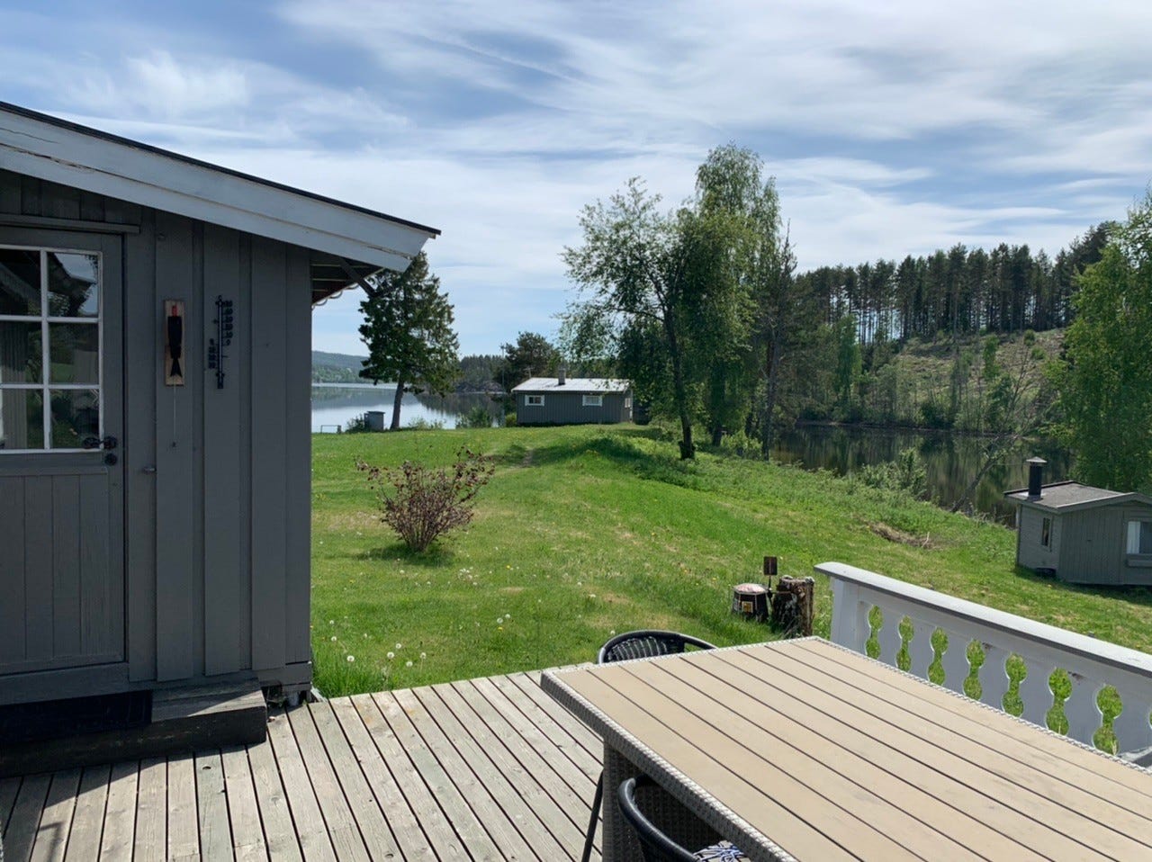 Utsikt fra uteplassen forran hytta Galleribilde
