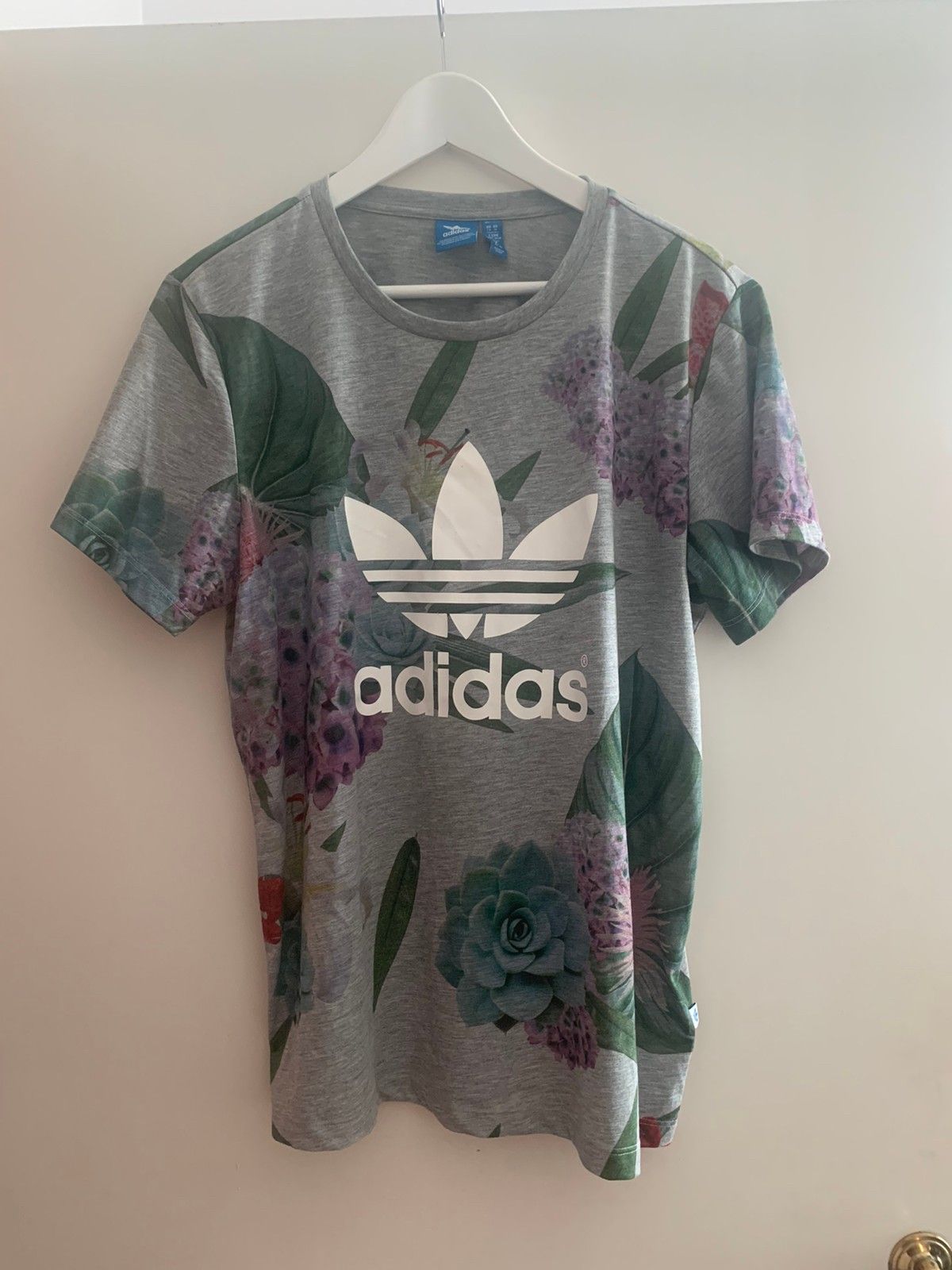 T skjorte fra Adidas | FINN.no Adidas t skjorte str 4 år | FINN.no