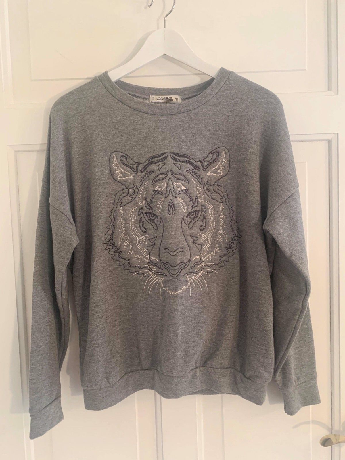Genser fra Pull&Bear | FINN.no Pull & bear genser str L | FINN.no