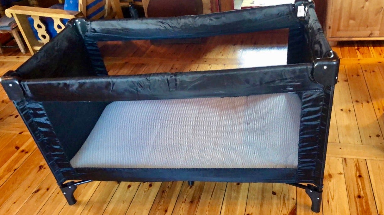 Barnereiseseng med madrass. (Ligger i klesskap på soverommet Bergen) (Foto: Siv Helen Lekven) Galleribilde