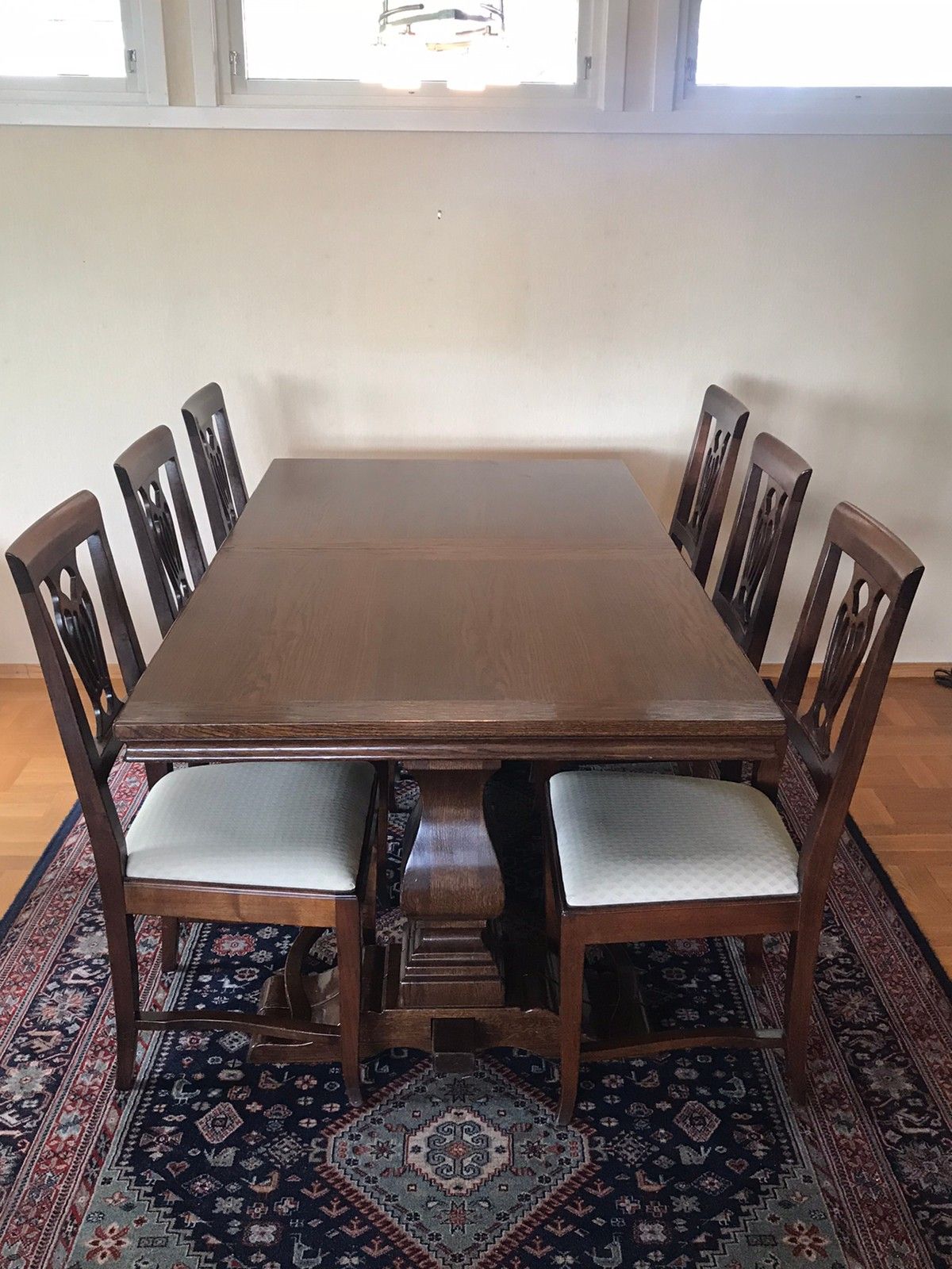 Spisebord med 8 stoler fra Italian House | FINN.no Spisestue fra Italian House med 8 stoler | FINN.no
