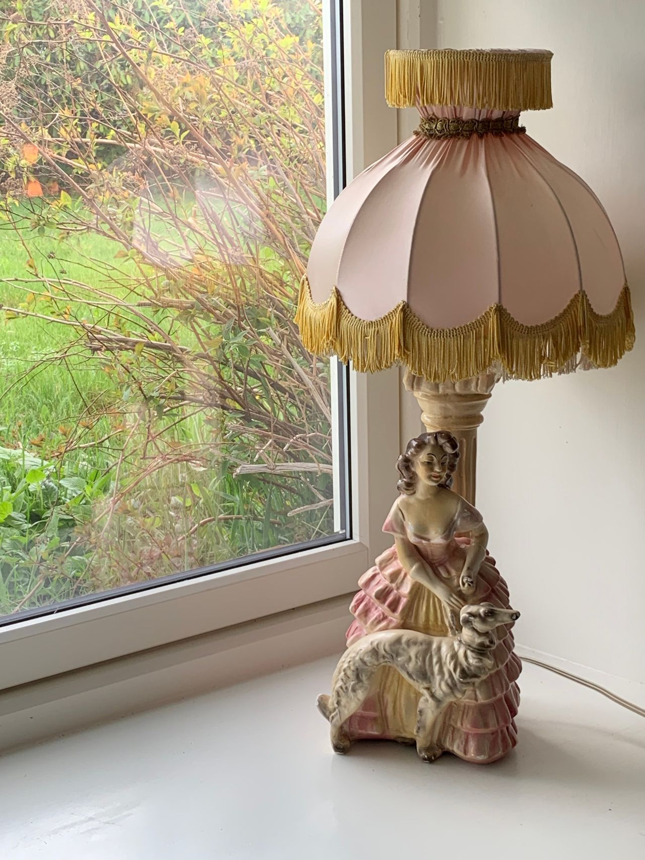 Nydelig vintage lampe, porselen, silkeskjerm, rosa, gull Nydelig vintage lampe, porselen, silkeskjerm, rosa, gull