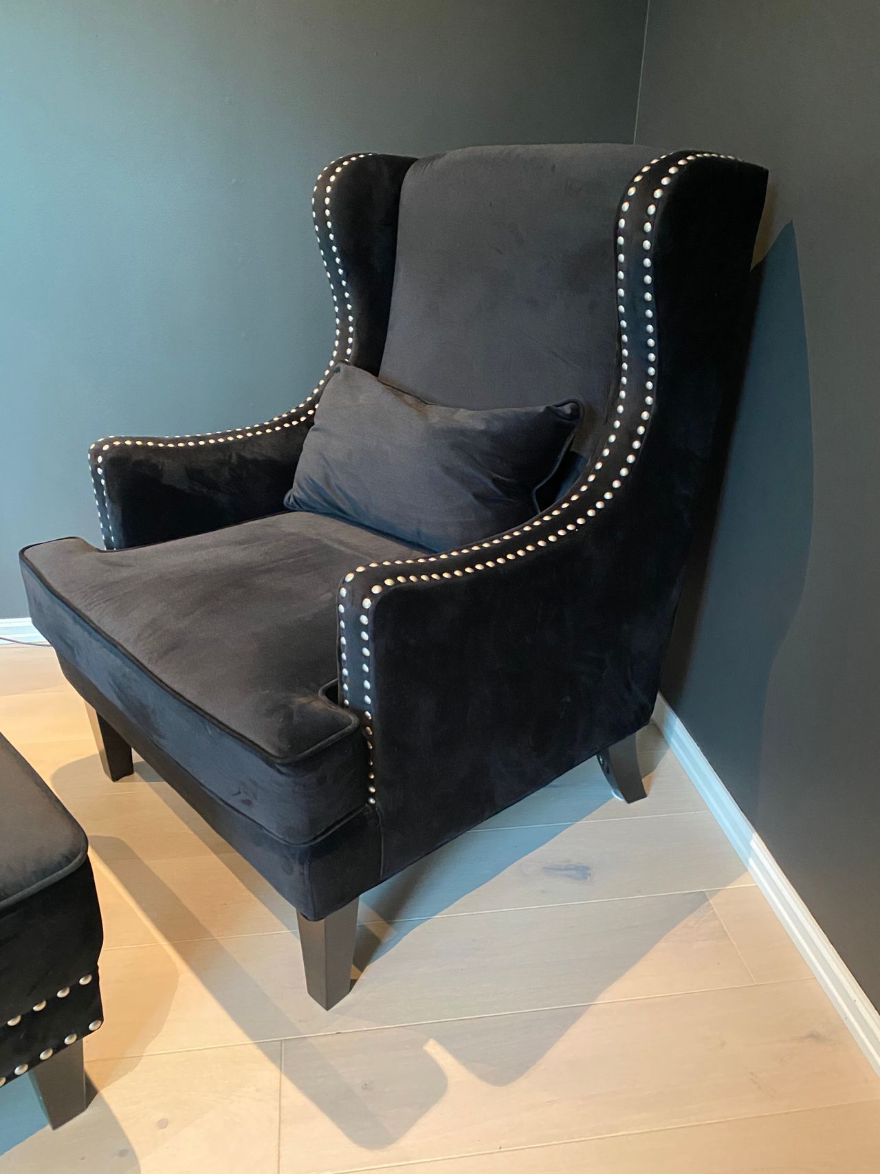 Lenestoler i sort velour selges | FINN.no Memphis stol sort velour Vital Design