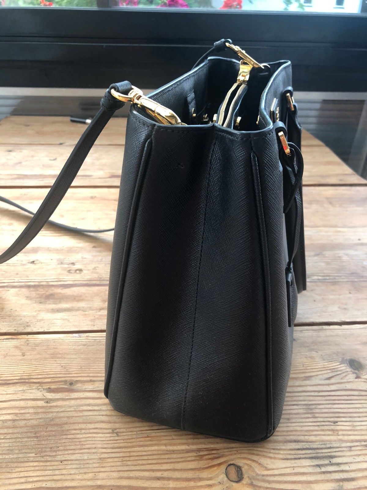 Prada Galleria Medium Saffiano veske | FINN.no Prada Galleria Medium Saffiano veske | FINN.no