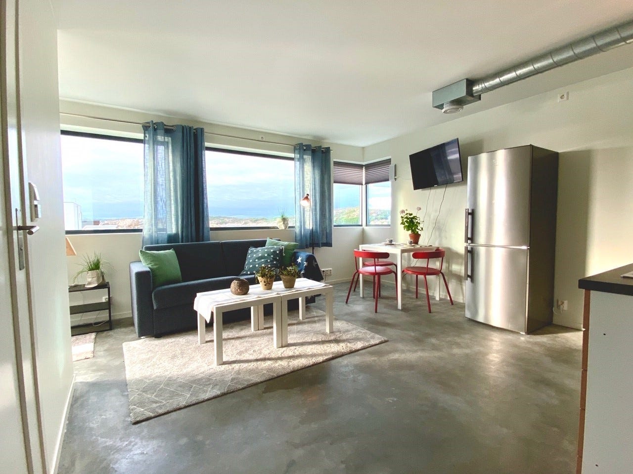 Stue med kjøkkenkrok Galleribilde