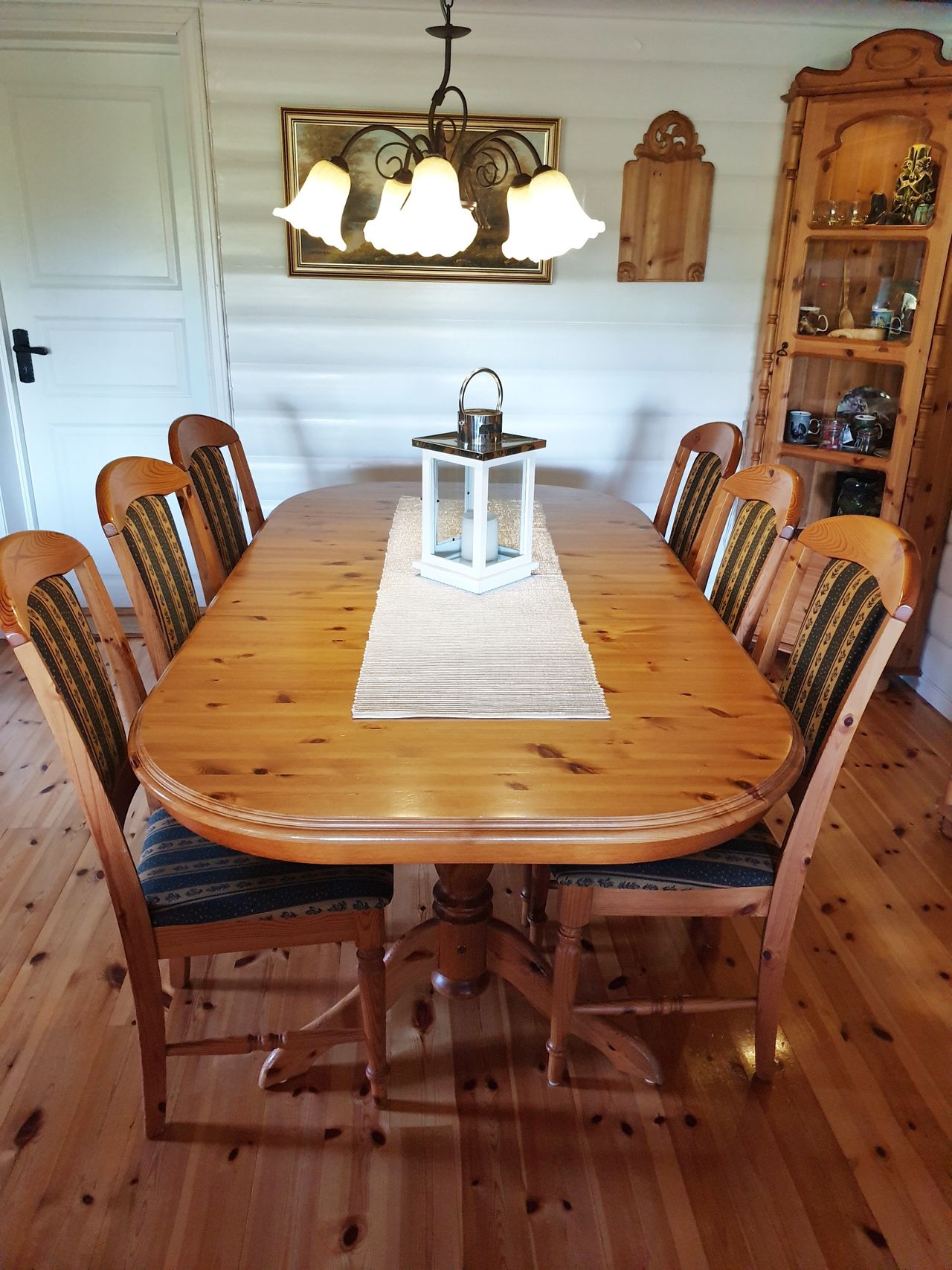 Flott spisebord med Kjøpe, selge og utveksle annonser de Aannø Kjøpe, selge og utveksle annonser gode tilbud og priser