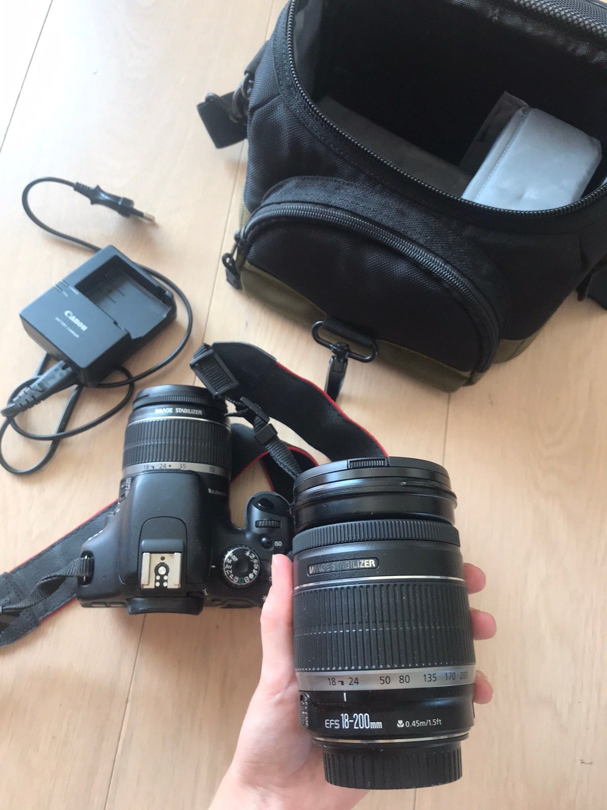 Fullt kamerautstyr med Canon speilrefleks med lader, og bag Ladere for Canon kamera batterier | FINN.no