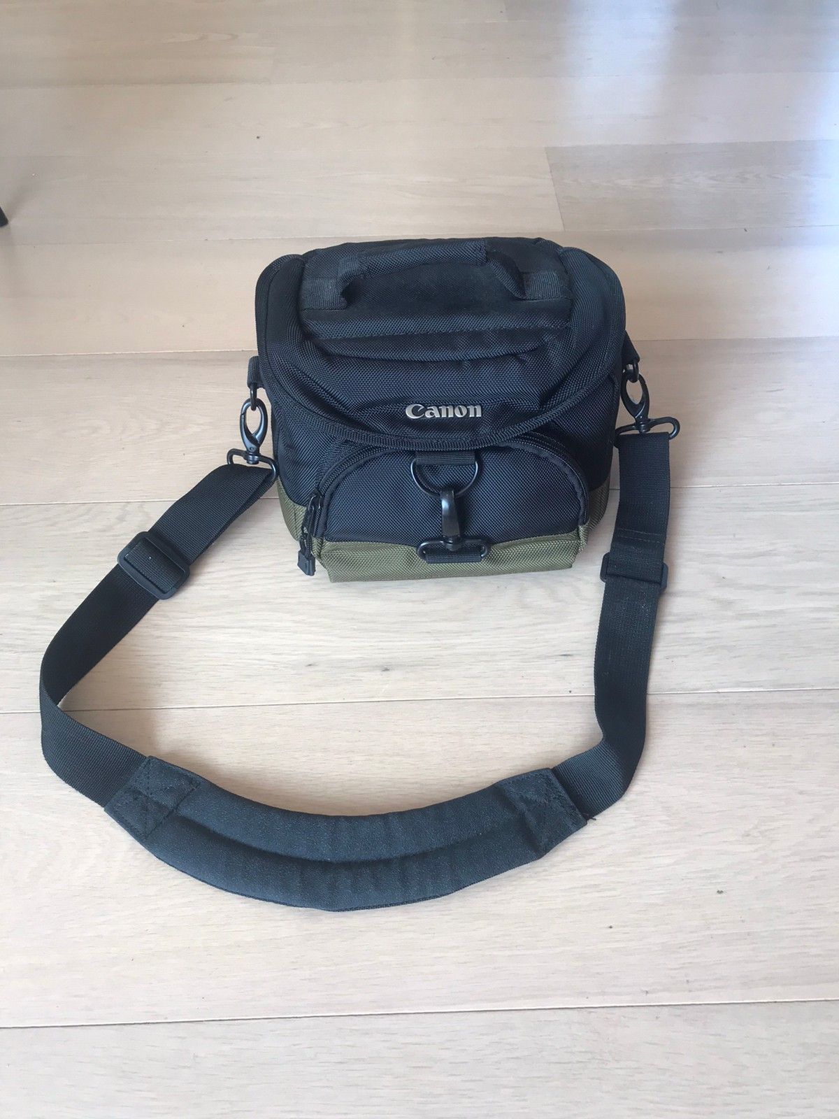 Fullt kamerautstyr med Canon speilrefleks med lader, og bag Fullt kamerautstyr med Canon speilrefleks med lader, og bag