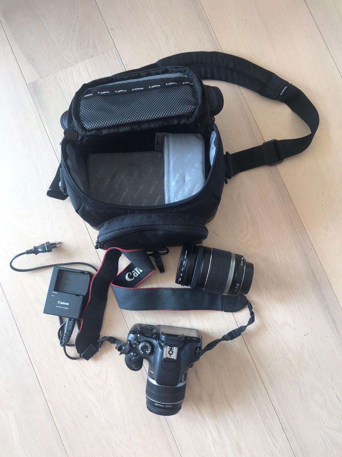 Fullt kamerautstyr med Canon speilrefleks med lader, og bag Fullt kamerautstyr med Canon speilrefleks med lader, og bag