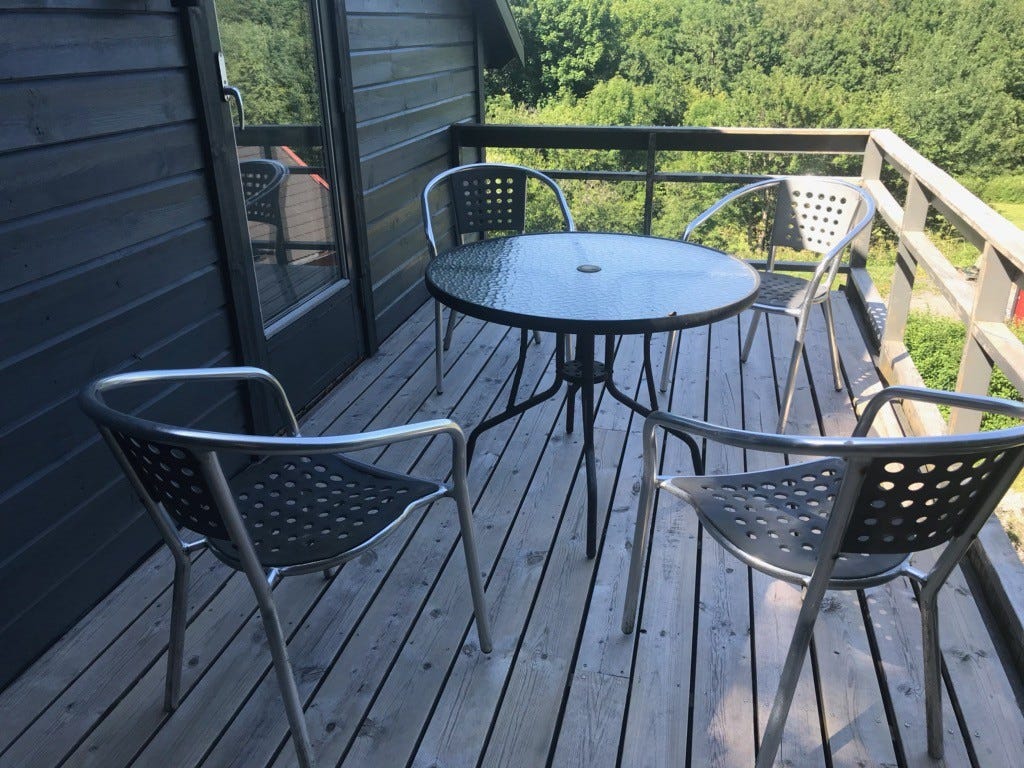 Terrasse nr 2 med hagemøbler Galleribilde