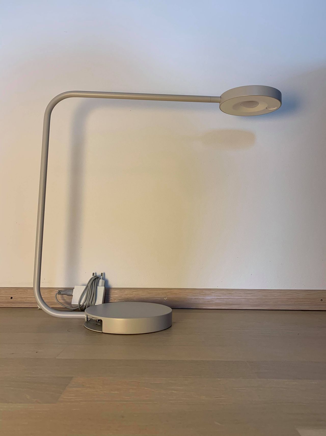 YPPERLIG LED bordlampe Lampe Kontor IKEA Selges YPPERLIG LED gulvlampe mørkegrå IKEA