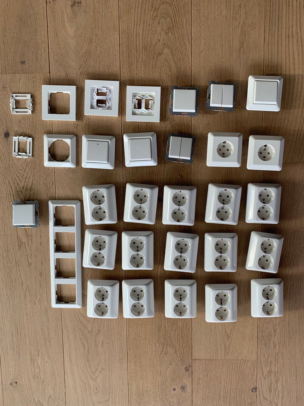 Div el materiell 15 dobbel stikk og noen brytere ++ | FINN.no EL MATERIELL KOFFERT | FINN.no