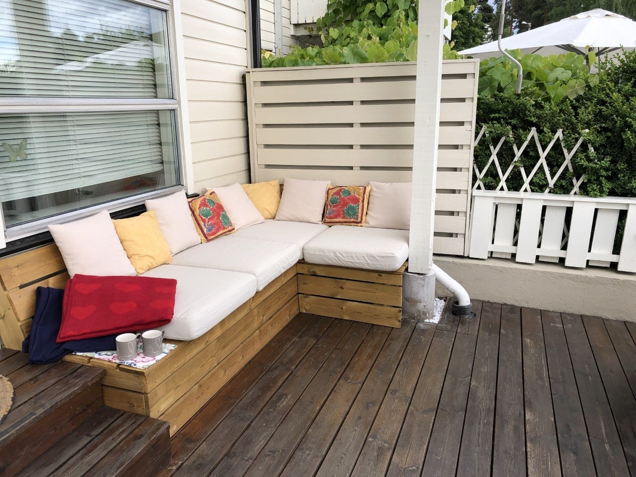 Stor deilig terrasse med plass til langbord. Galleribilde