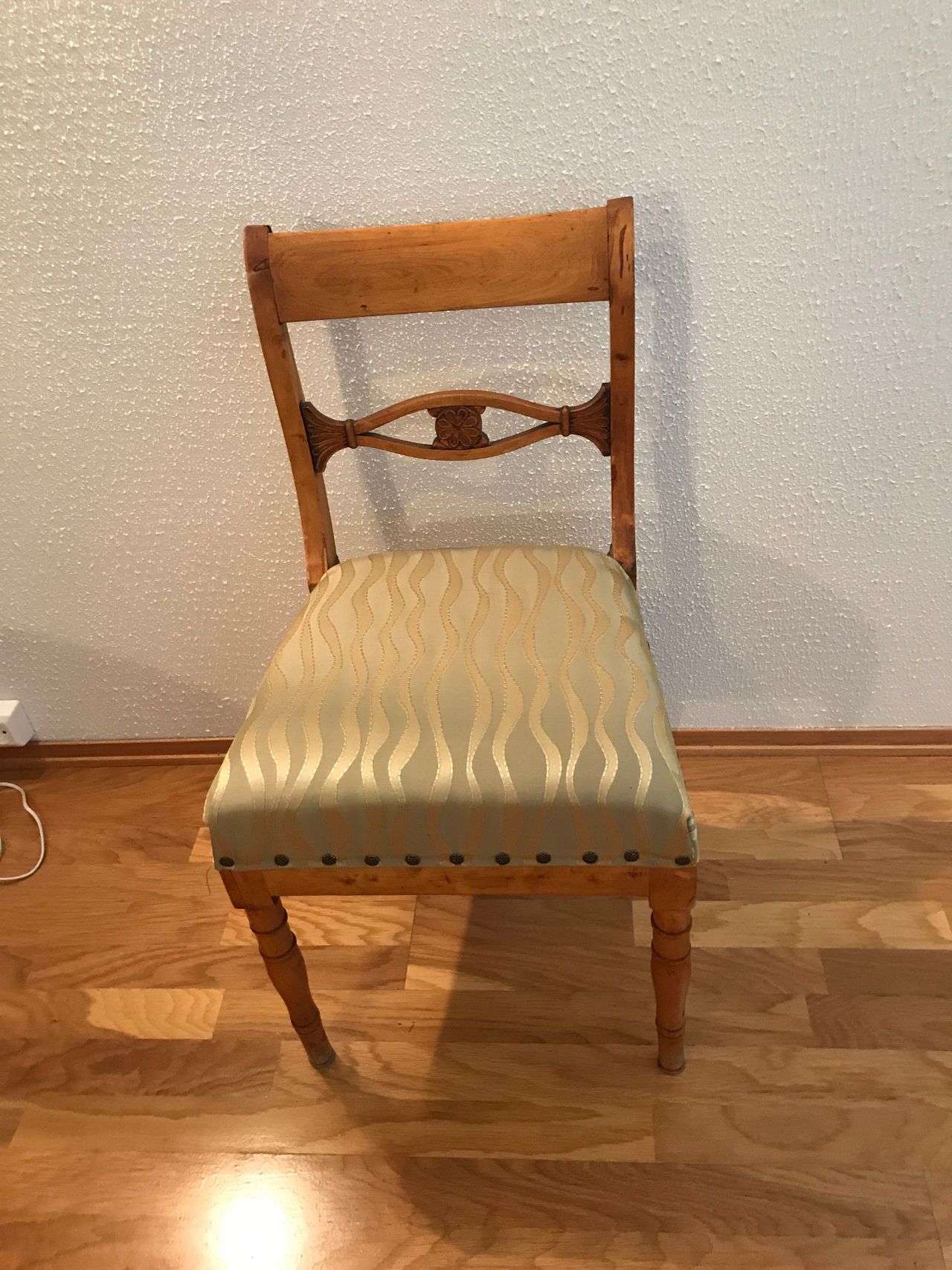 Ny gi bort pris Gammel, nett liten pyntestol | FINN.no Gammel og nett stol | FINN.no