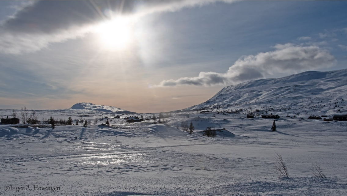 Grønnsenknippa 1368 moh til venstre og Gilafjellet 1582 moh til høyre. Galleribilde