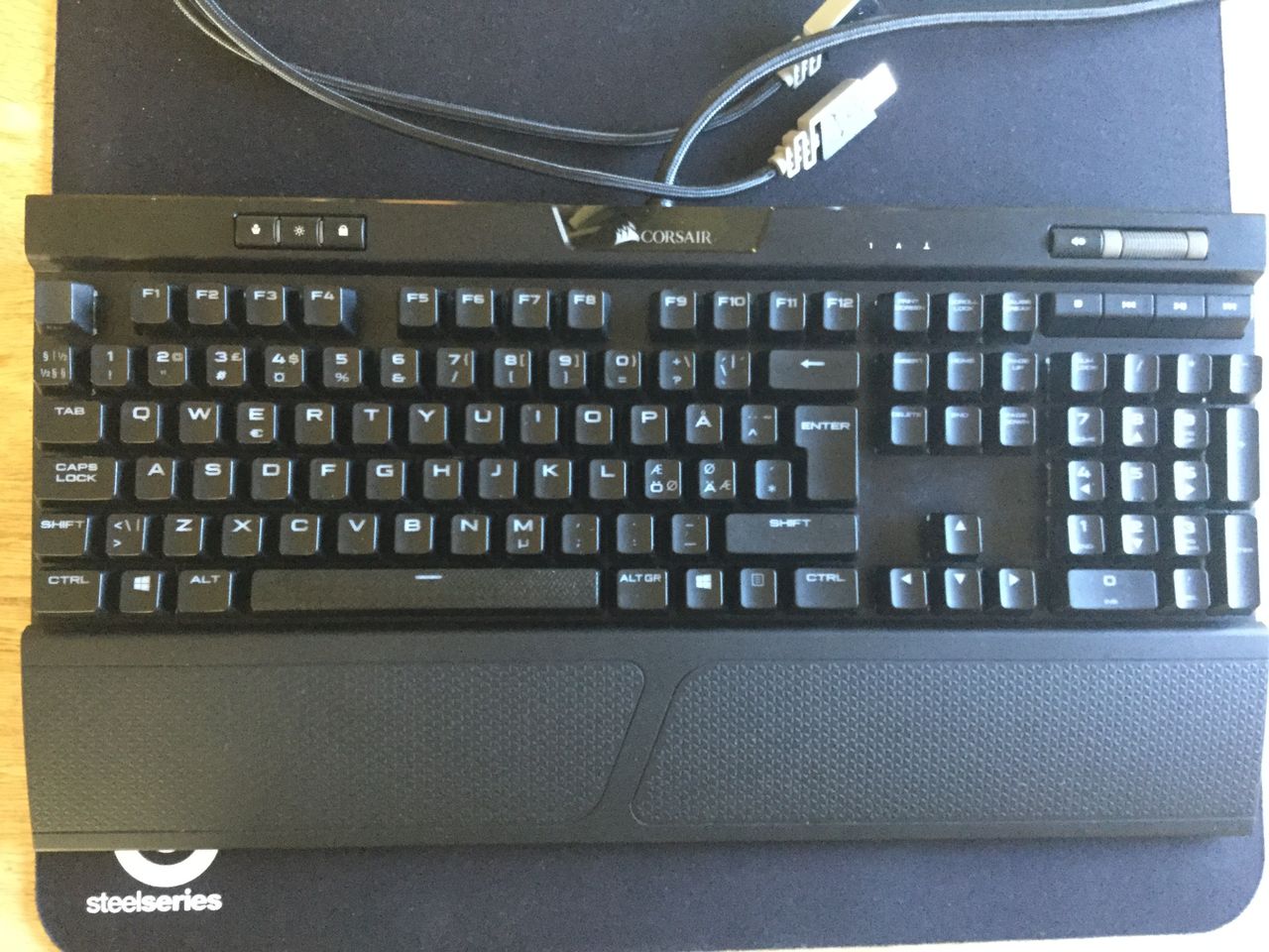 Corsair k70 RGB M.K 2 gaming tastatur og Steelseries Corsair k70 RGB M.K 2 gaming tastatur og Steelseries