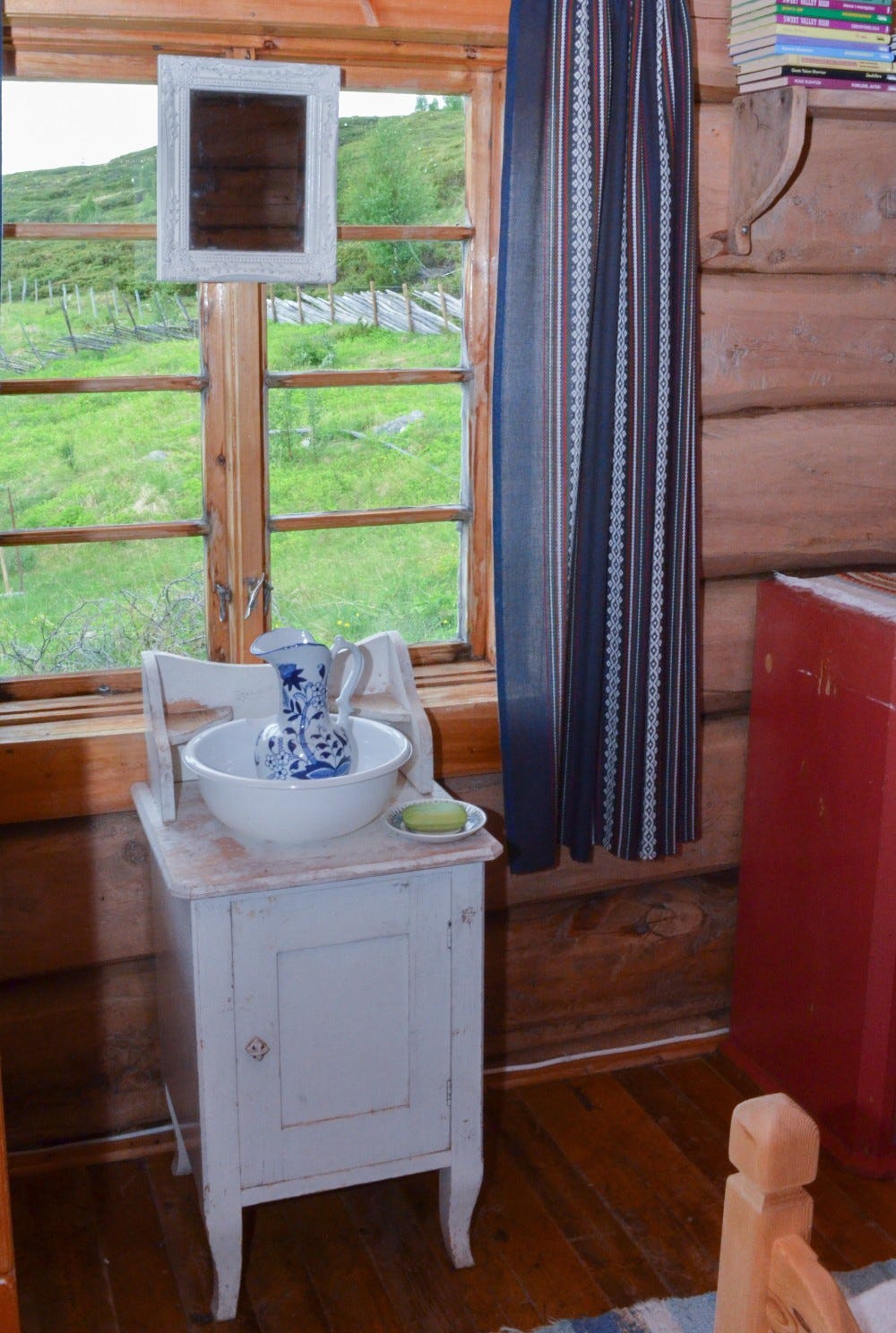 Her finnes ikke dusj, men heller en god, gammeldags vaskefatskommode Galleribilde