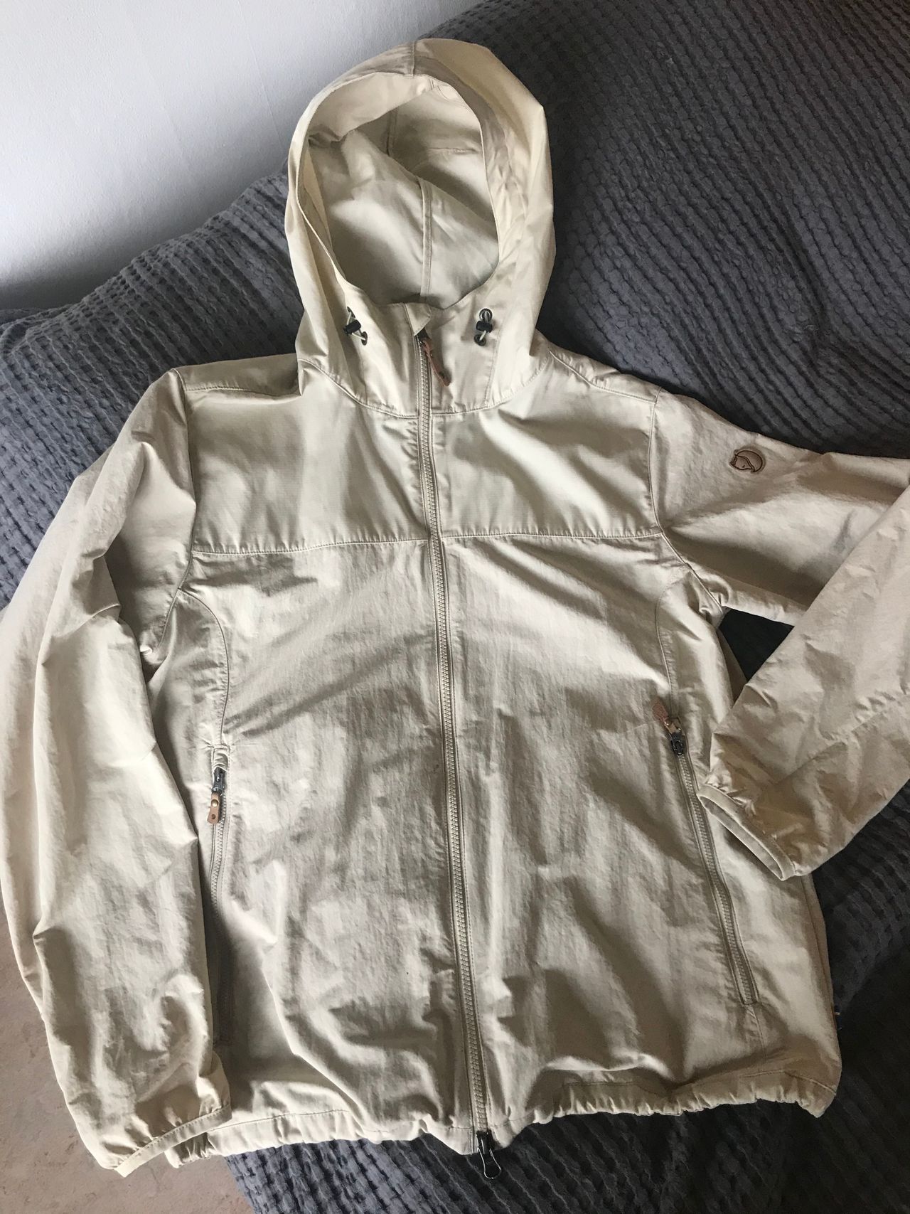 Beige Fjällräven Abisko Hybrid Jakke Dame selges for kr Beige Fjällräven Abisko Hybrid Jakke Dame selges for kr