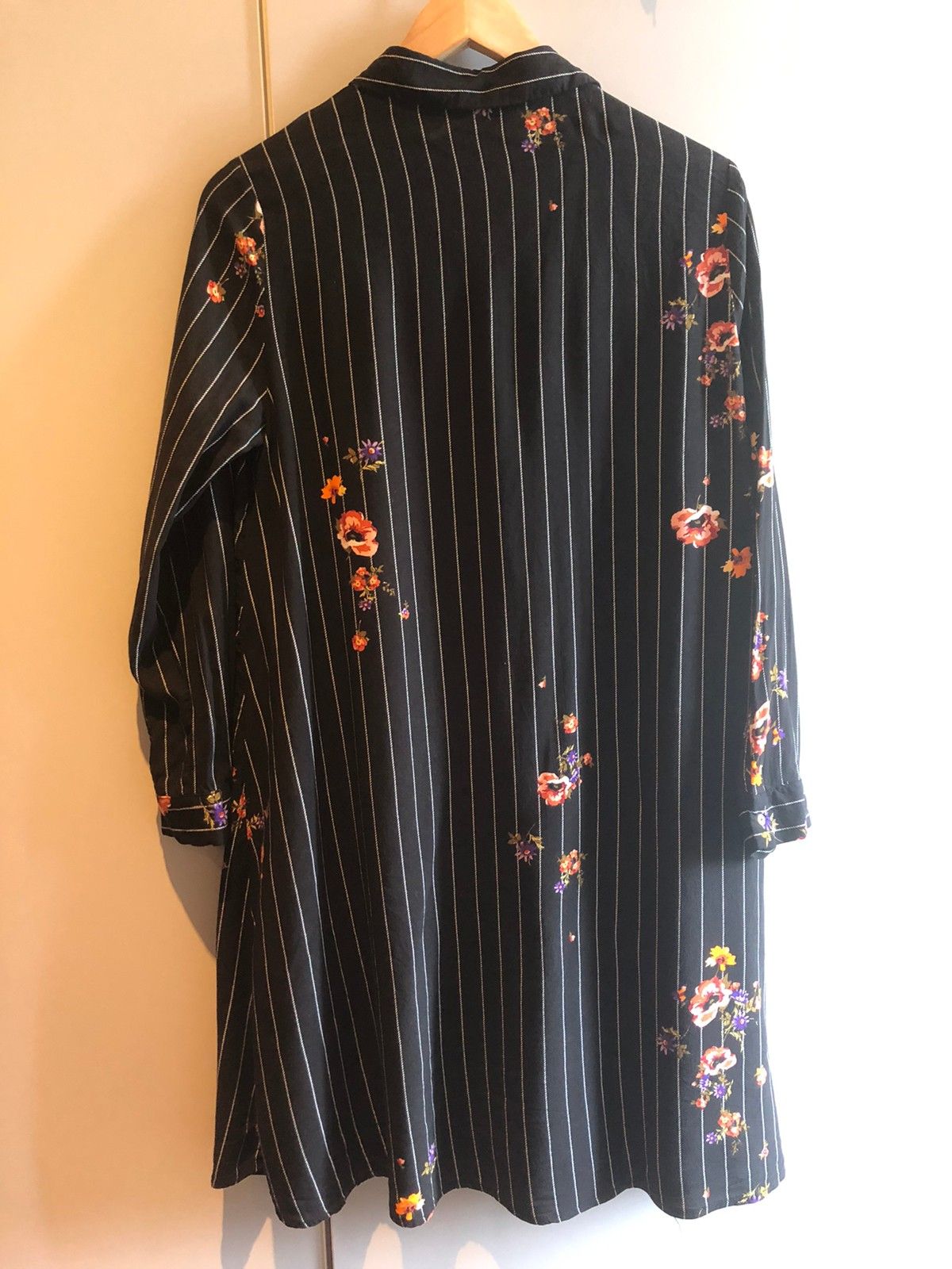 lang svart skjorte med striper og blomster | FINN.no lang svart skjorte med striper og blomster | FINN.no