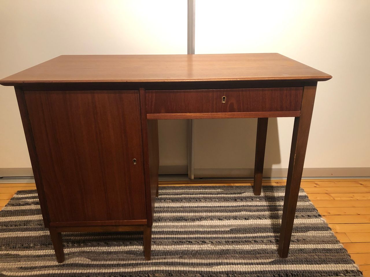 Lite skrivebord Kjøpe, selge og utveksle annonser finn den Furu skrivebord Kjøpe, selge og utveksle annonser finn den