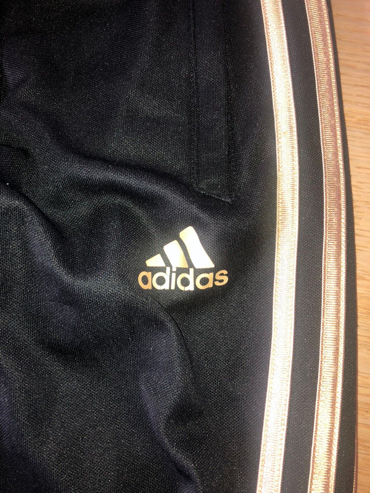 Adidas bukse med gullstriper str 9–10 år | FINN.no Adidas bukse med gullstriper str 9–10 år | FINN.no