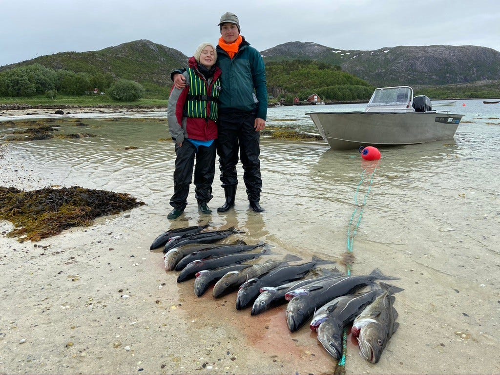 En robust aluminiumsbåt med 50 hk utenbordsmotor til fisketurene kan leies Galleribilde