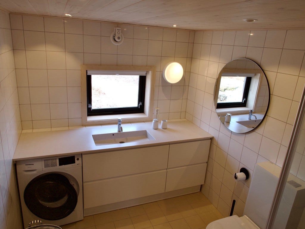 Bad med vaskemaskin med tørk Galleribilde