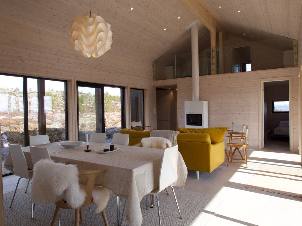 Stue med stort spisebord og en romslig sofa Galleribilde