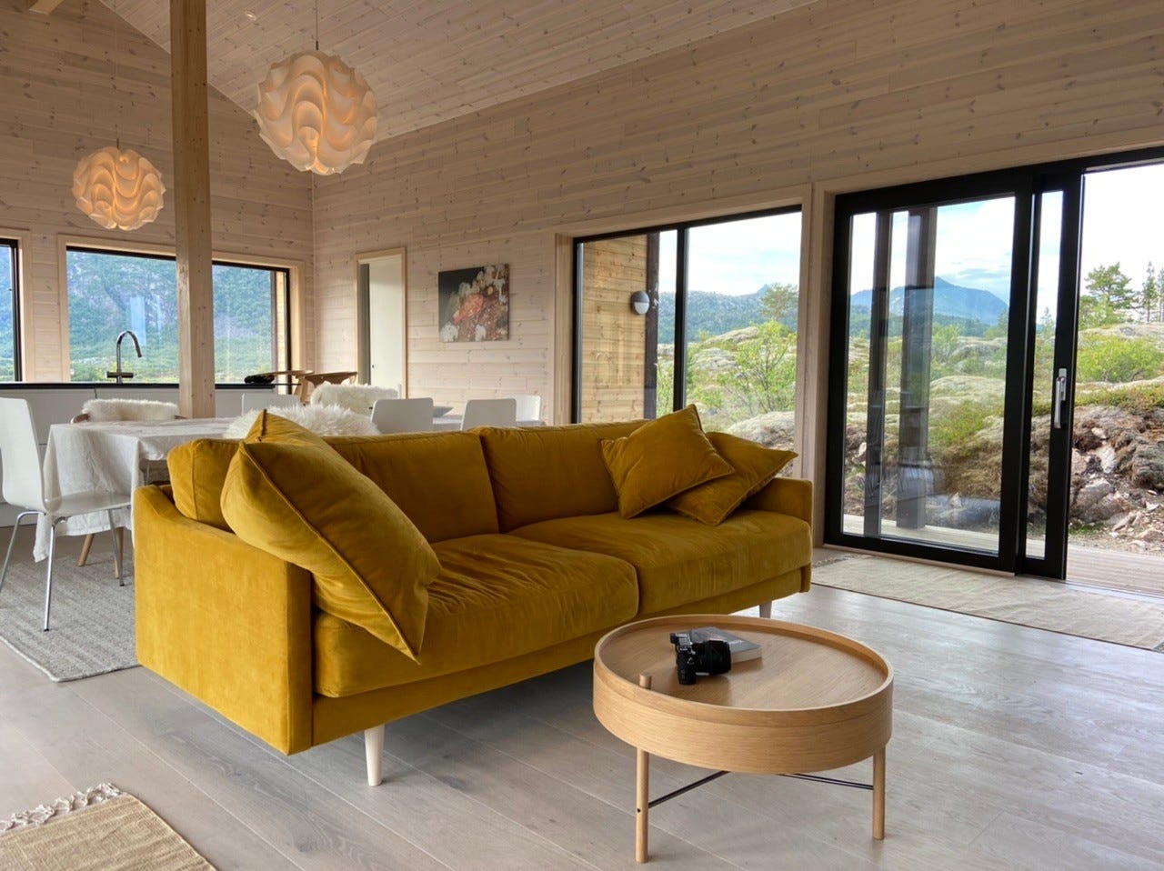 Store vinduer og skyvedører gir godt gjennomlys og følelsen av å sitte midt i naturen Galleribilde