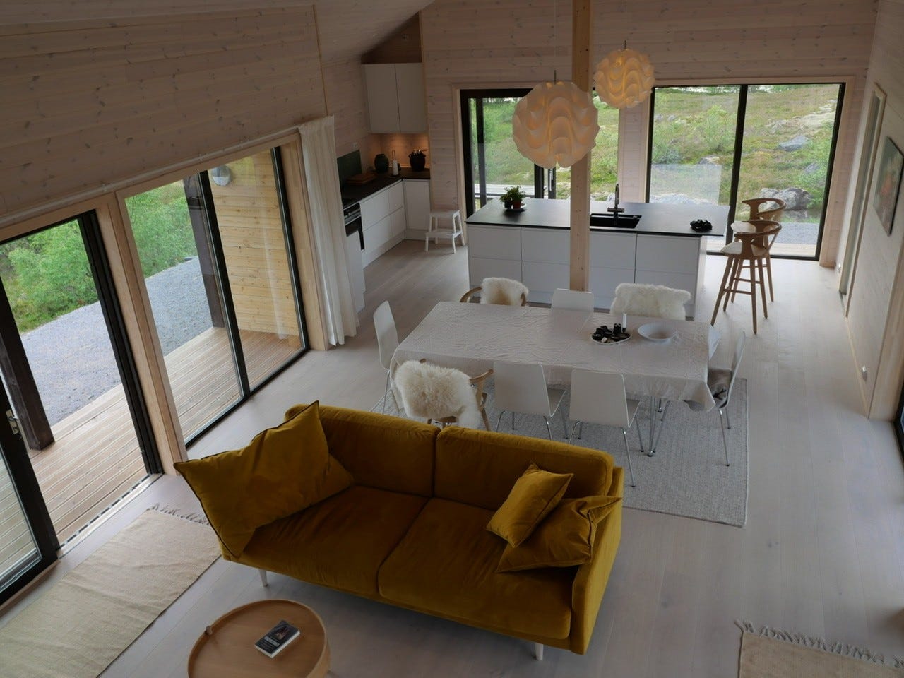 Stor og luftig stue med fin utsikt Galleribilde