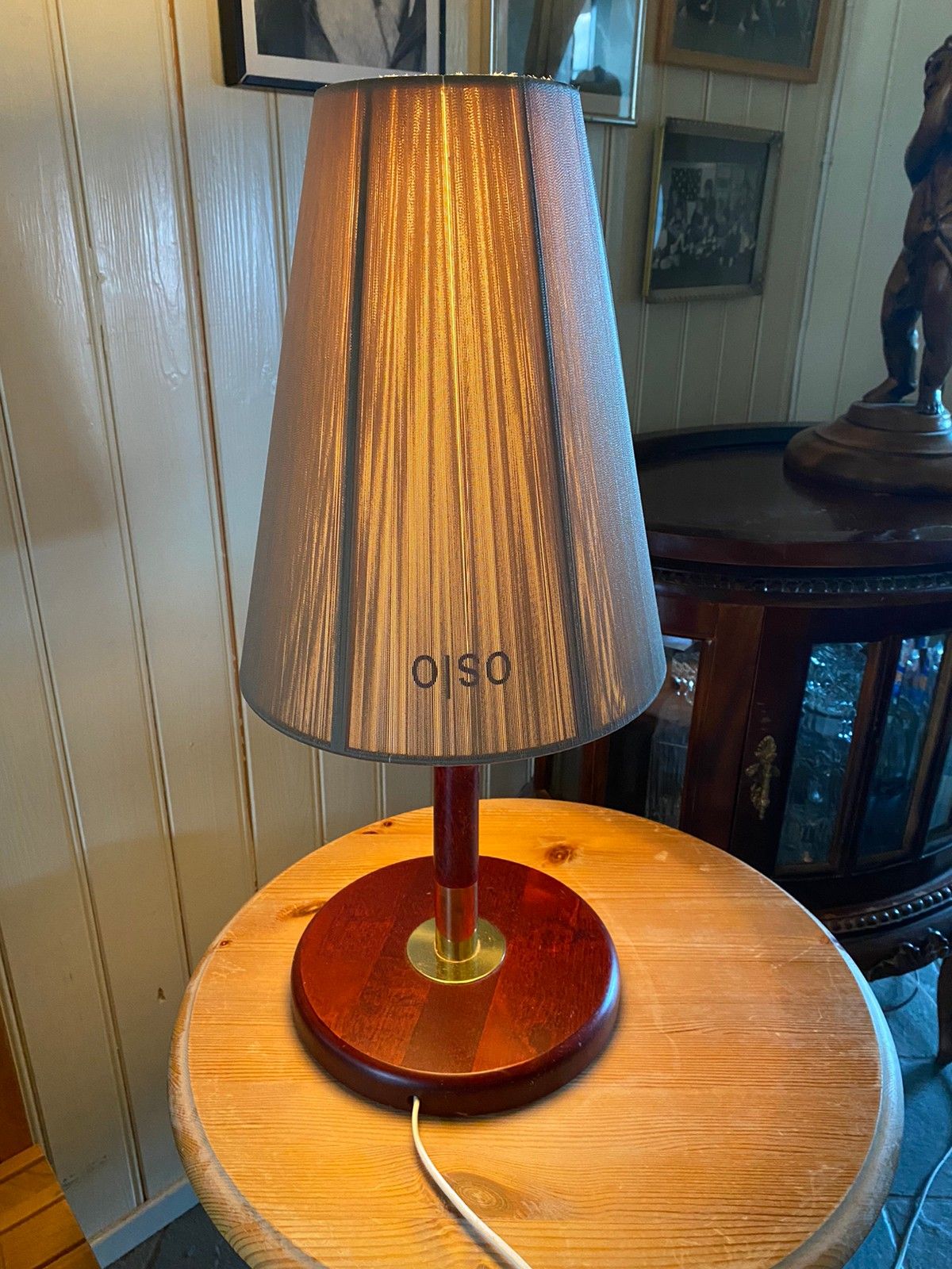 Oslo Wood skjerm og bordlampe med trefot | FINN.no Oslo Wood skjerm og bordlampe med trefot | FINN.no