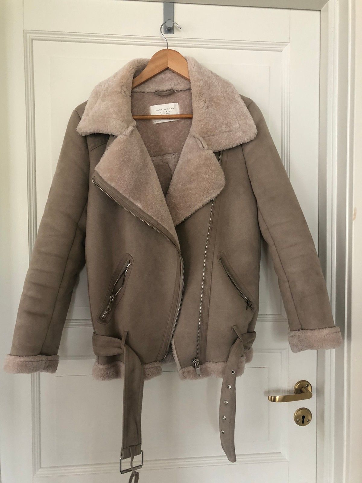 Jakke fra Zara med stor pels | FINN.no Jakke fra Zara med stor pels | FINN.no