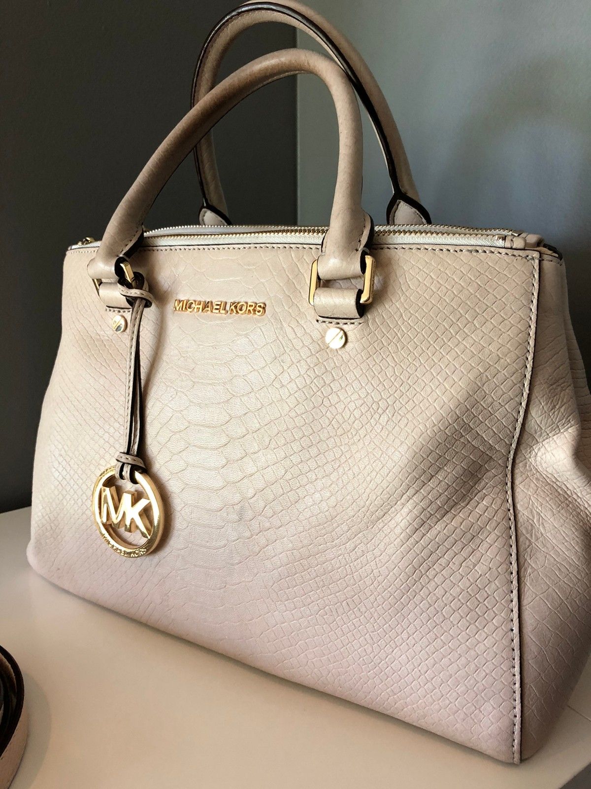 Michael Kors veske i lyst skinn | FINN.no Skinn MK veske selges | FINN.no
