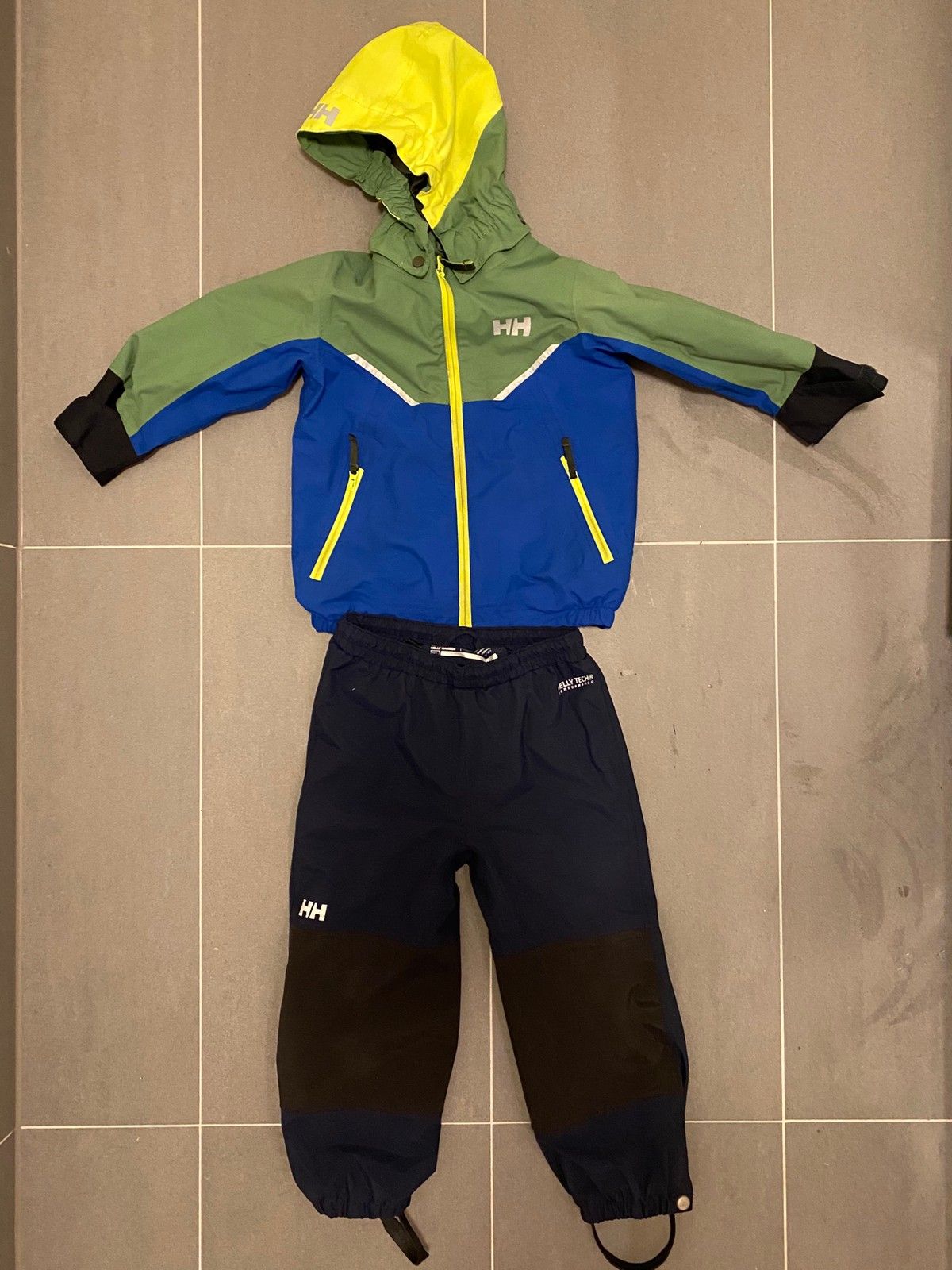 Helly Hansen Shelter jakke og bukse str 98 | FINN.no Helly Hansen Shelter jakke og bukse str 98 | FINN.no