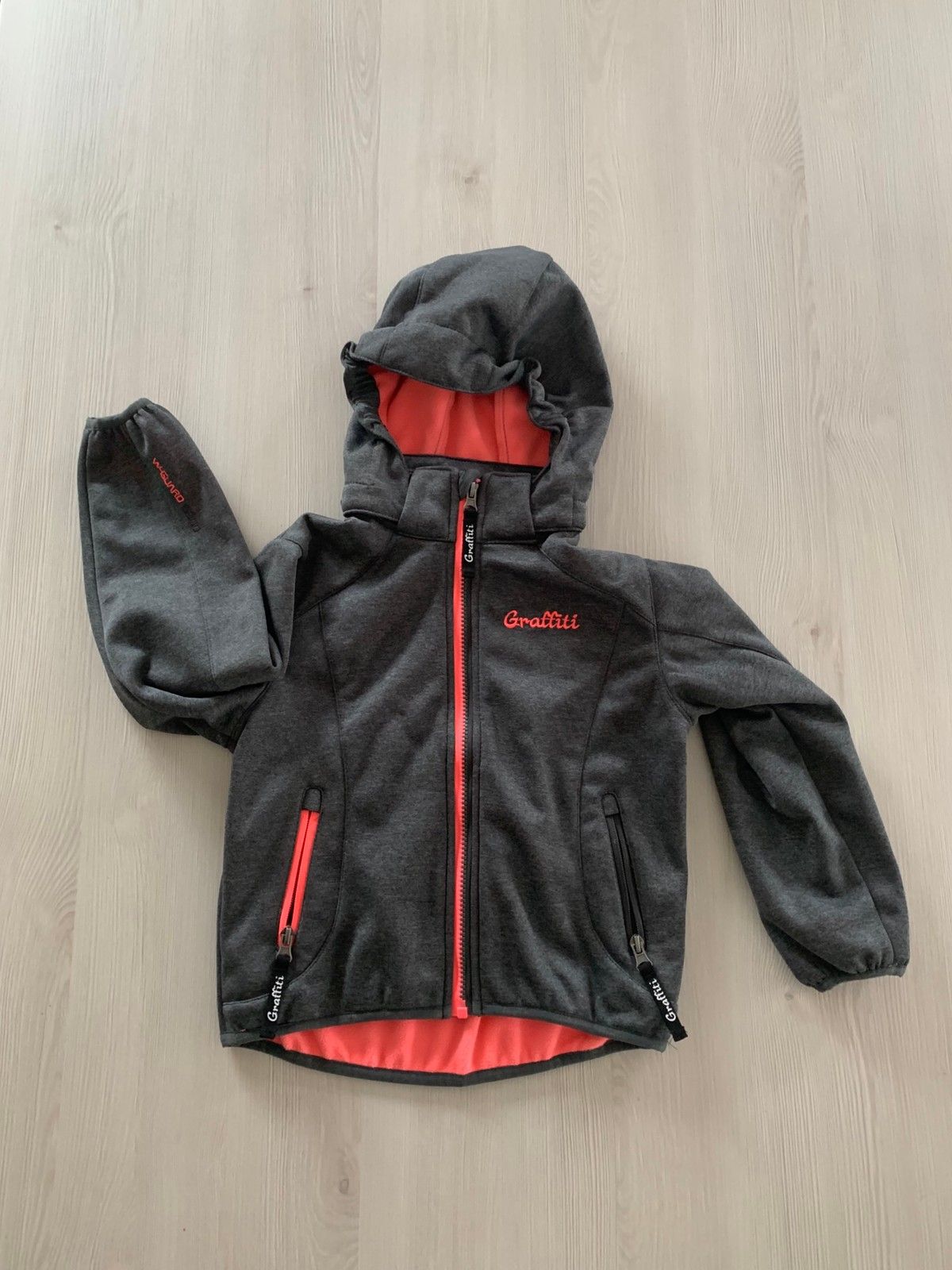 Jakke softshell str. 1105 år | FINN.no Graffiti jakke 12 år | FINN.no