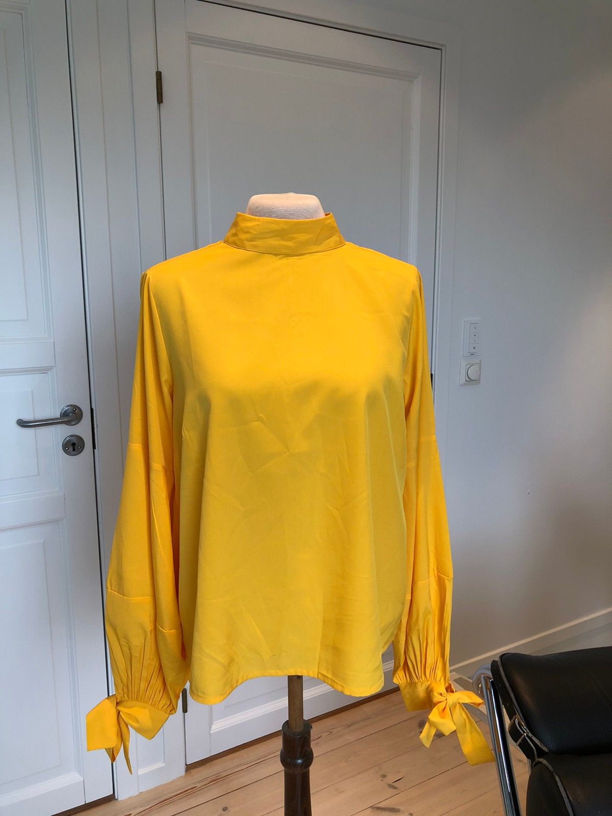 Bluse fra Gina Tricot | FINN.no Nydelig skjorte med høy hals og knyting bak | FINN.no