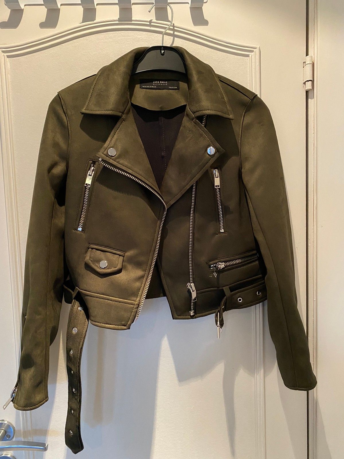Armygrønn bikerjakke fra Zara. Som ny. | FINN.no Zara semsket skinnjakke • Tise