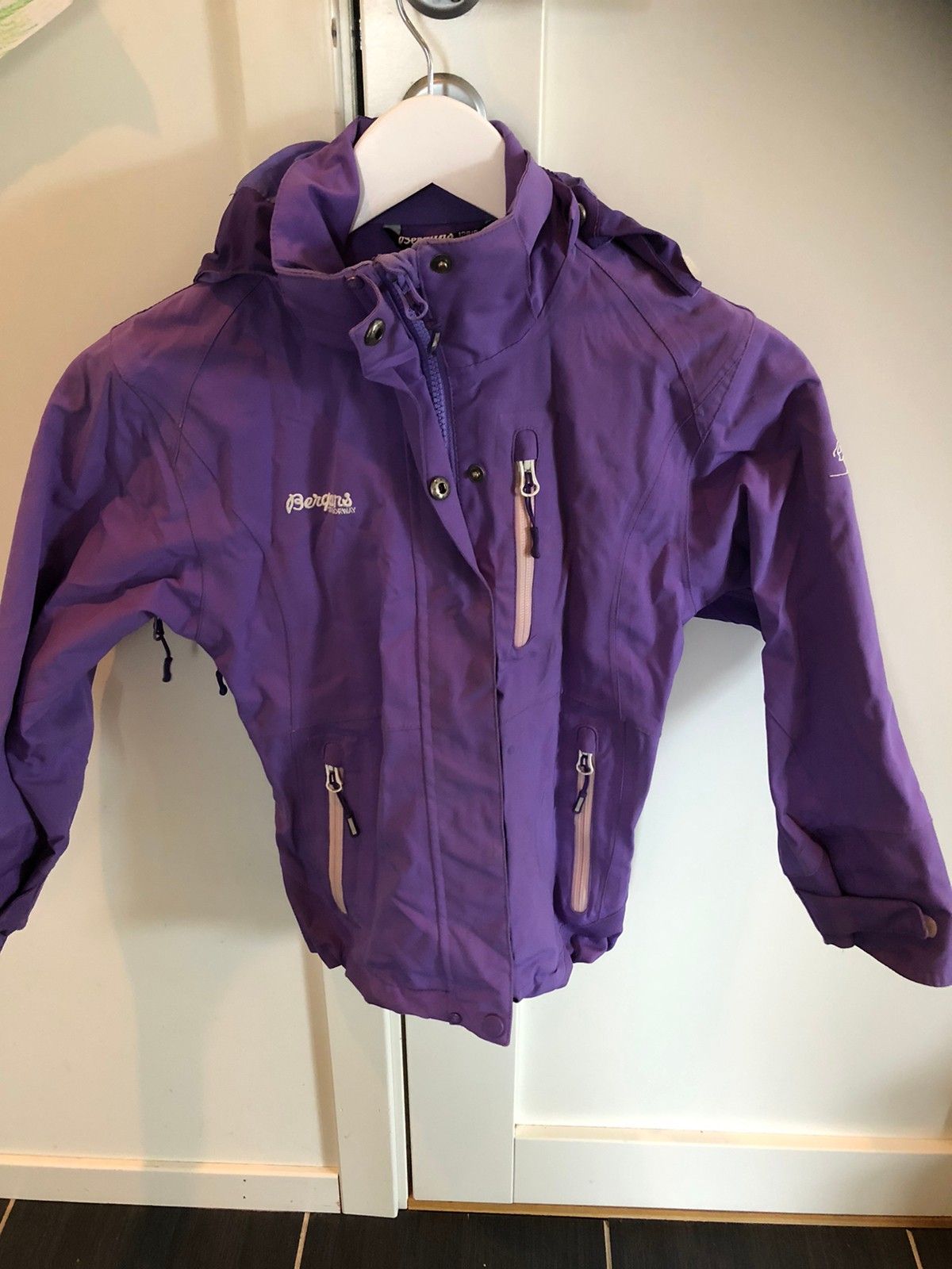 Lilla Bergans regnjakke str 8 år og converse sko | FINN.no Bergans regnjakke Skogshorn | FINN.no