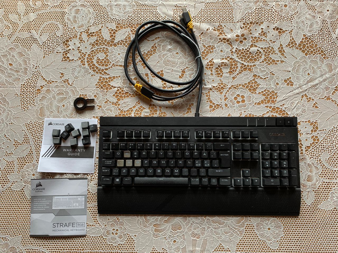 Selger diverse datautstyr til en billig penge (Meget pent Corsair Gaming Strafe Tastatur Rød Komplett.no