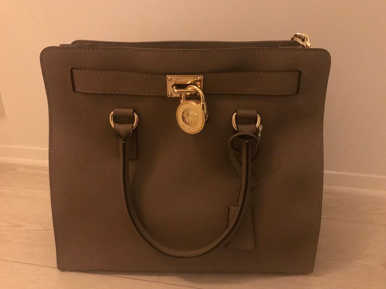 Ny michael kors Kjøpe, selge og utveksle annonser finn den Michael Kors Mercer Veske i bright red Large med matchende