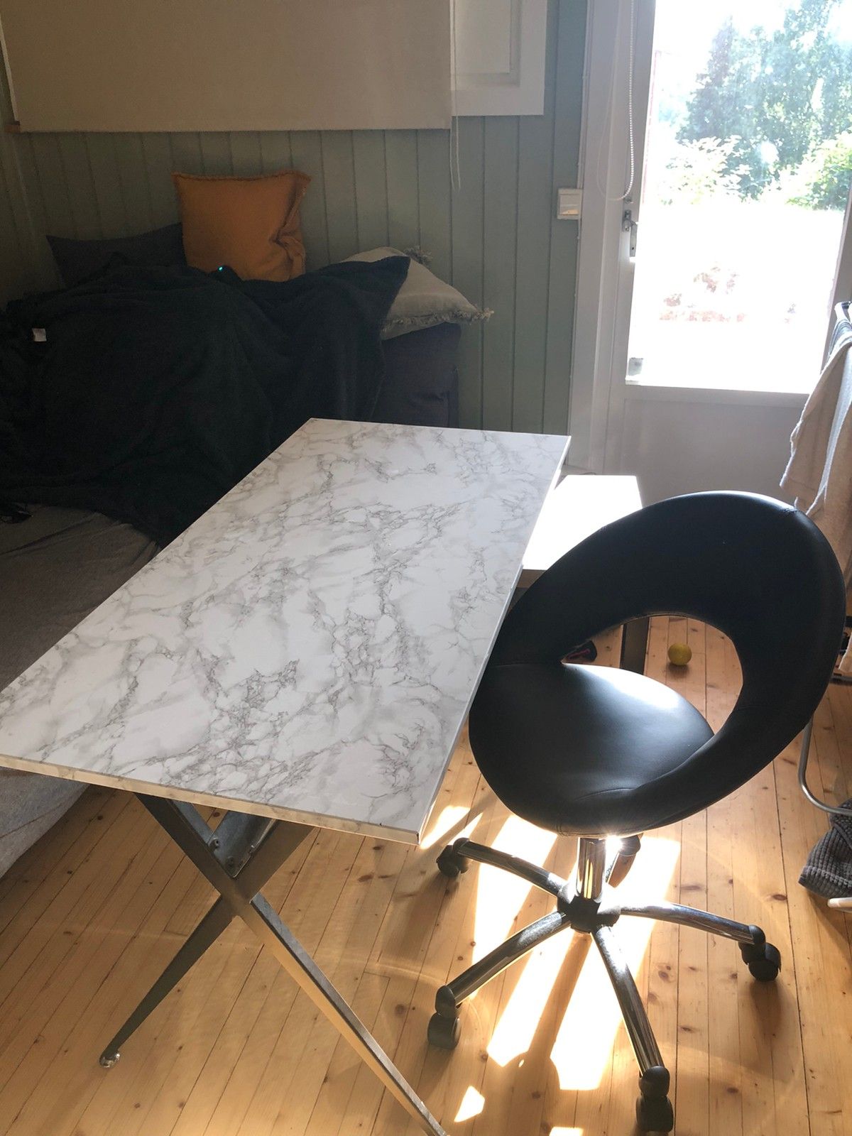 Skrivebord og kontorstol | FINN.no Skrivbord och stol | FINN.no