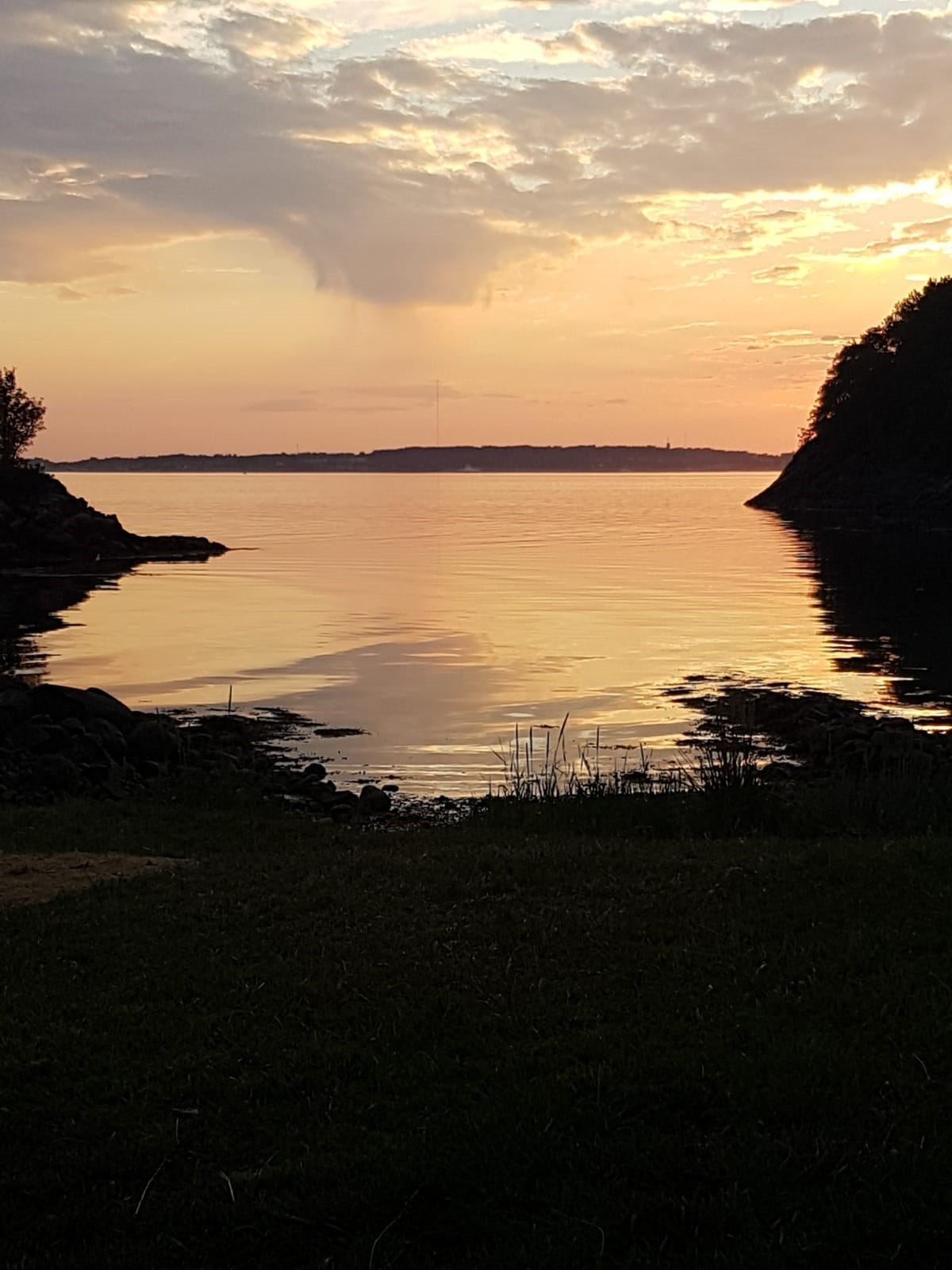 Solnedgang mot Gossen fra stranda nedenfor hytta Galleribilde