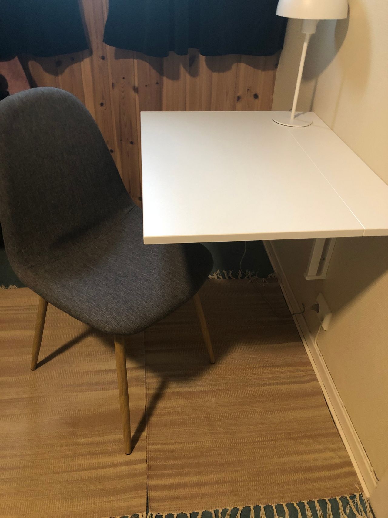 Veggmontert klaffebordskrivebord og stol selges billig Skrivbord och stol | FINN.no